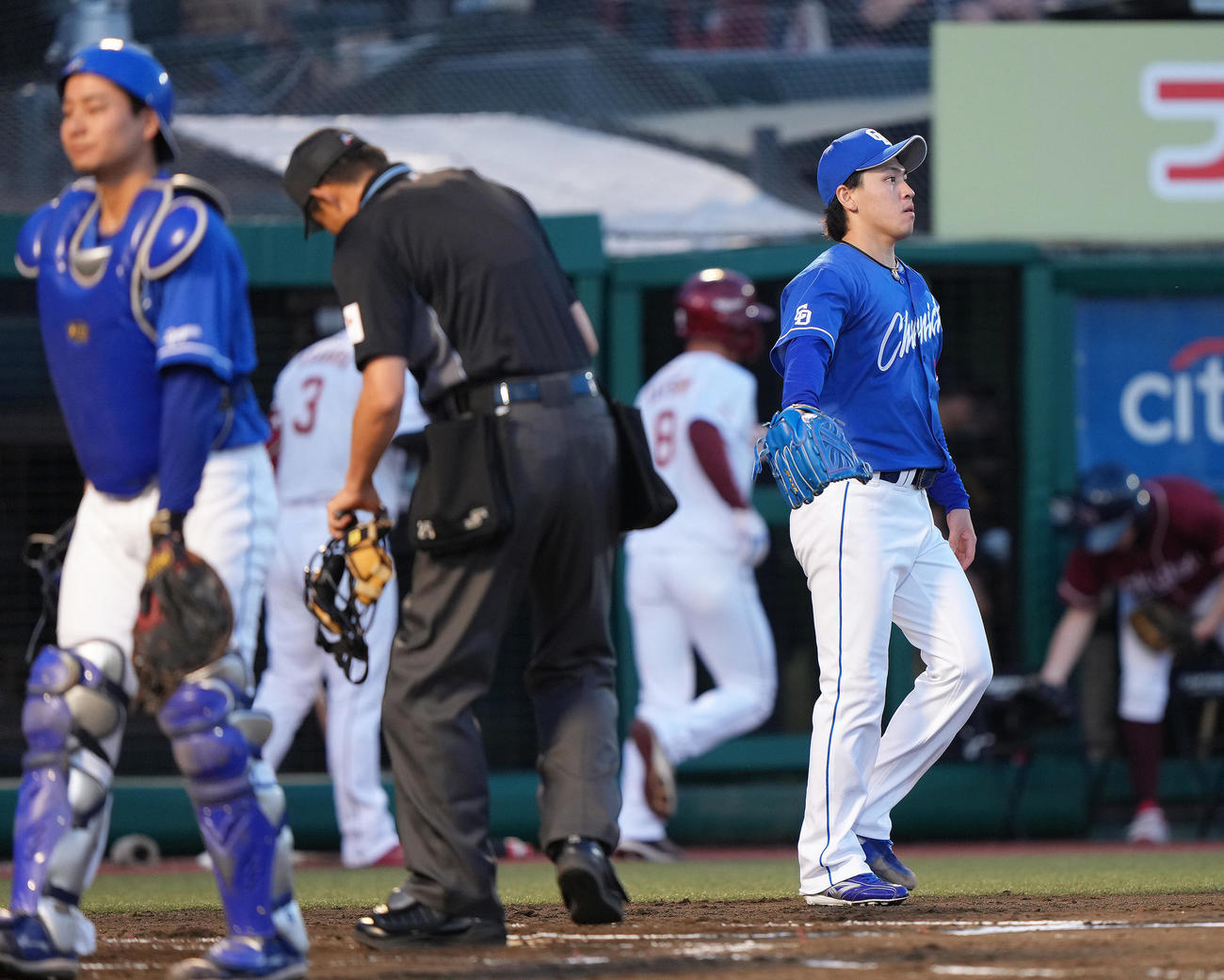 楽天対中日　3回裏楽天1死二塁、村林に中前適時打を浴びた三浦（右）（撮影・足立雅史）
