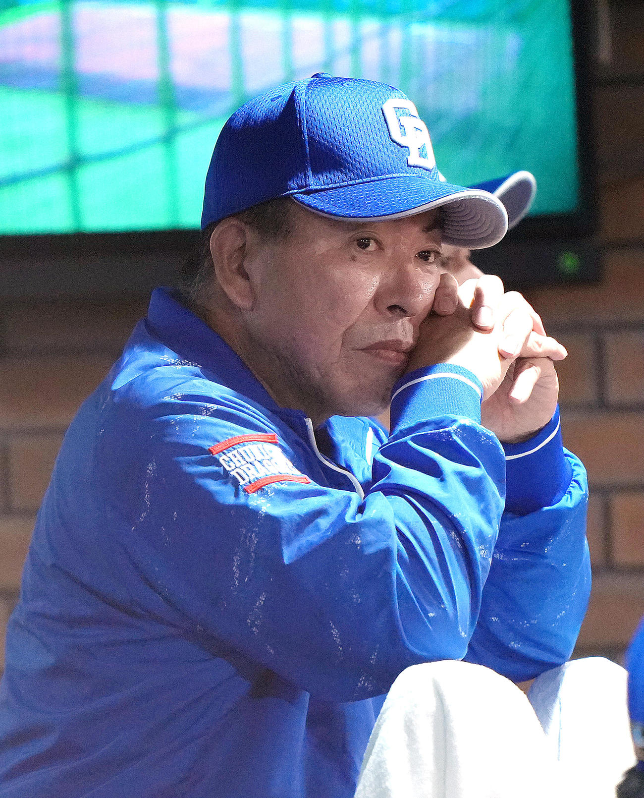 楽天対中日　戦況を見つめる中日井上監督（撮影・足立雅史）