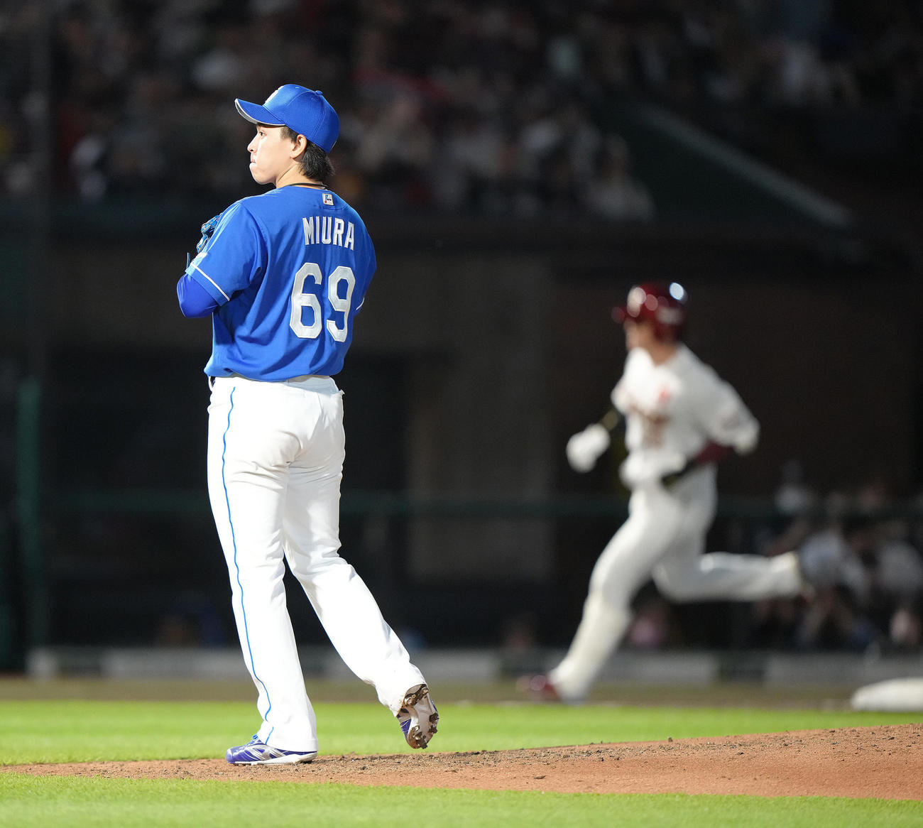 楽天対中日　6回裏楽天無死、伊藤（後方）に左越え本塁打を浴びた三浦（撮影・足立雅史）