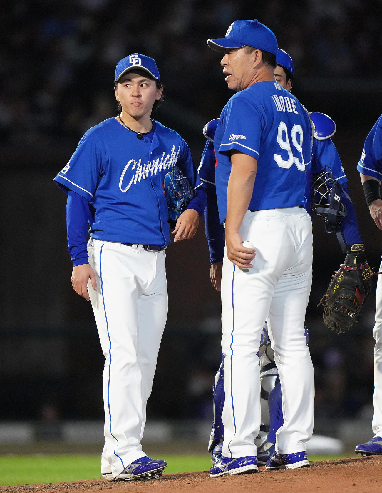 楽天対中日　6回、中日三浦（左）の交代を告げる井上監督（撮影・足立雅史）