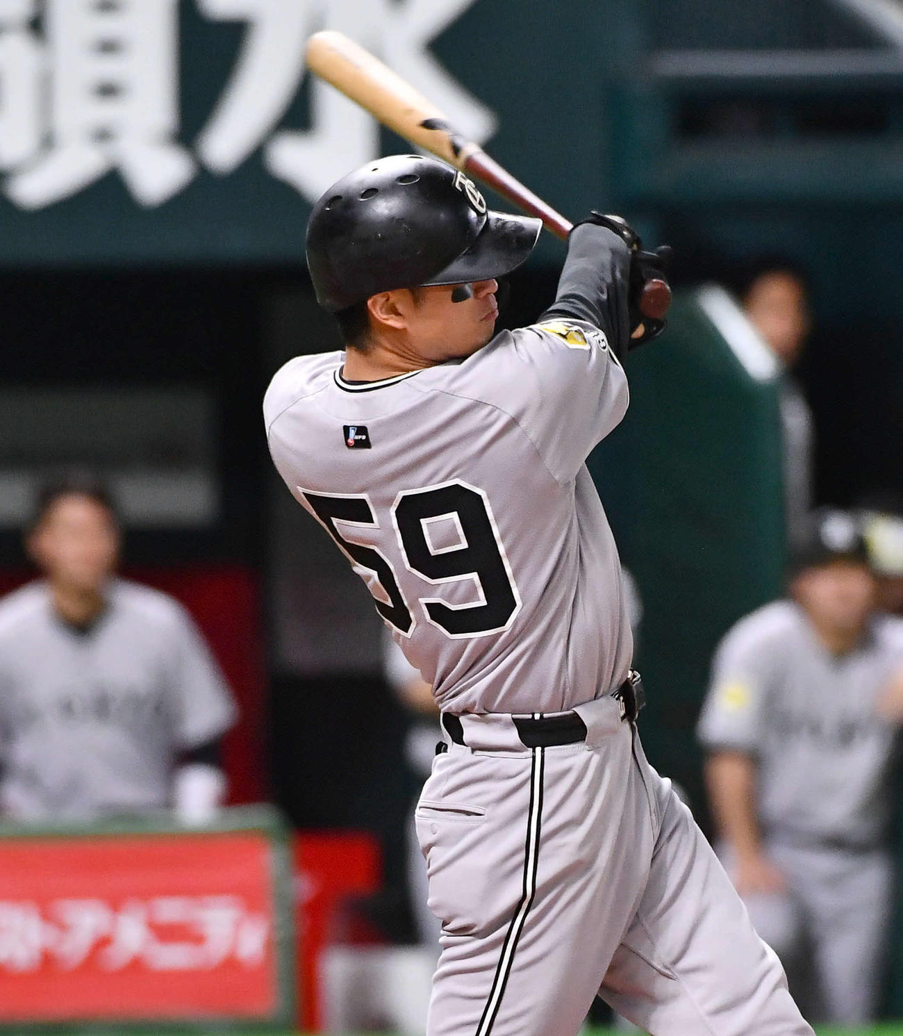 ソフトバンク対巨人　1回表巨人1死、右飛に倒れた若林（撮影・岩下翔太）
