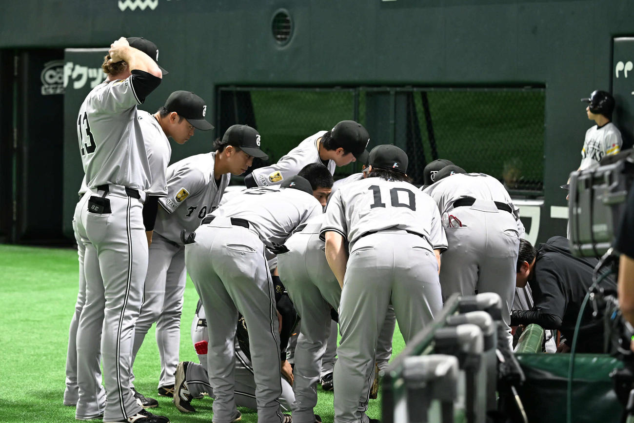 ソフトバンク対巨人　4回終了後、ベンチ前に集まる巨人ナイン（撮影・林敢治）