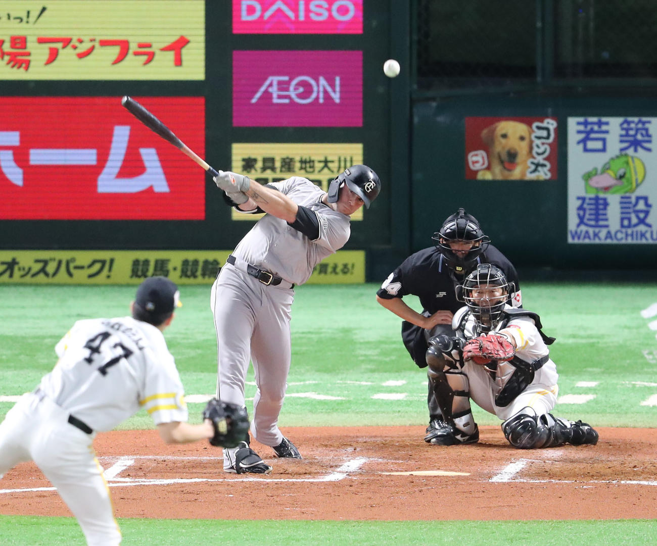 ソフトバンク対巨人　7回表巨人1死、キャベッジは中越え二塁打を放つ（撮影・梅根麻紀）
