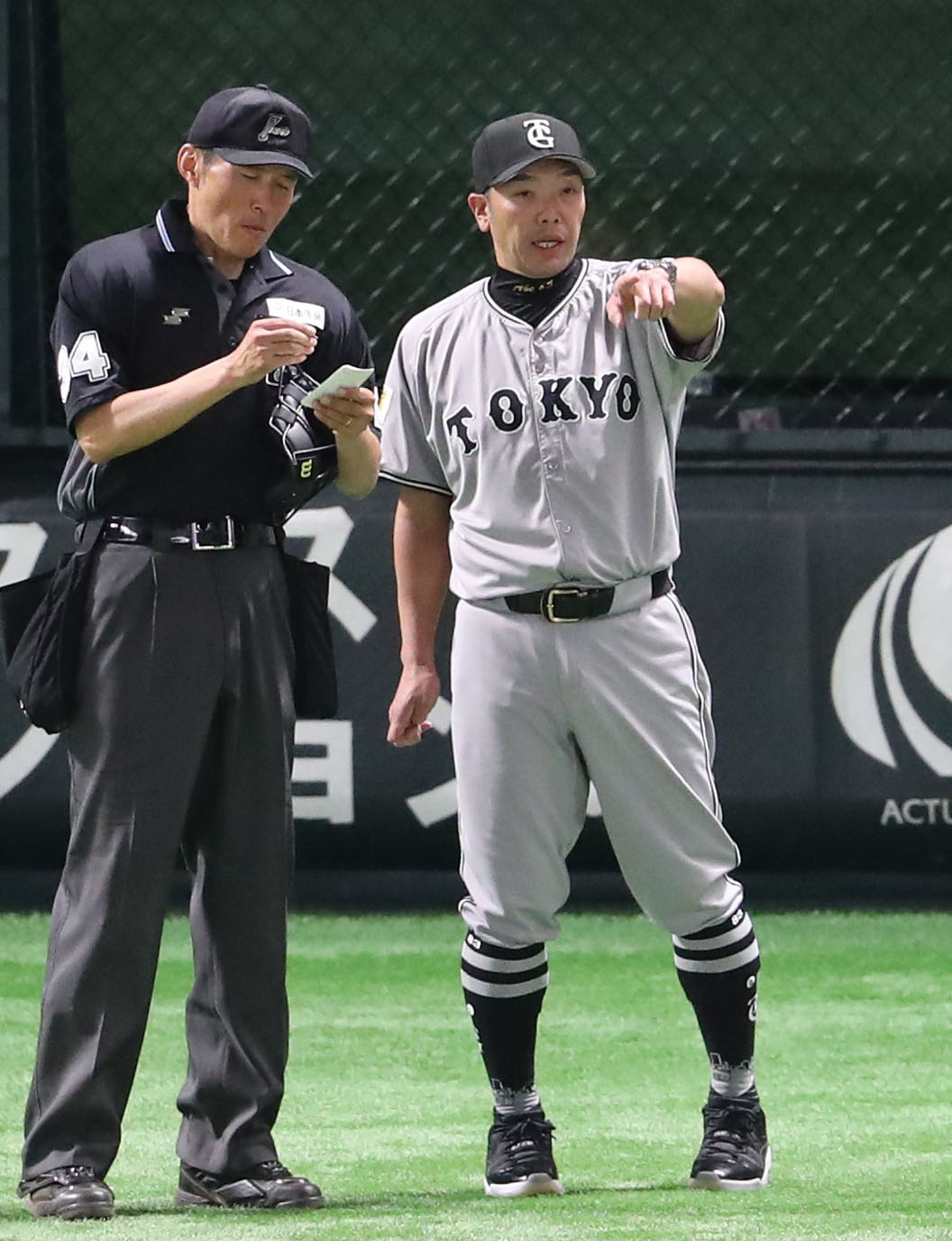 ソフトバンク対巨人　審判に選手交代を告げる阿部監督（撮影・梅根麻紀）