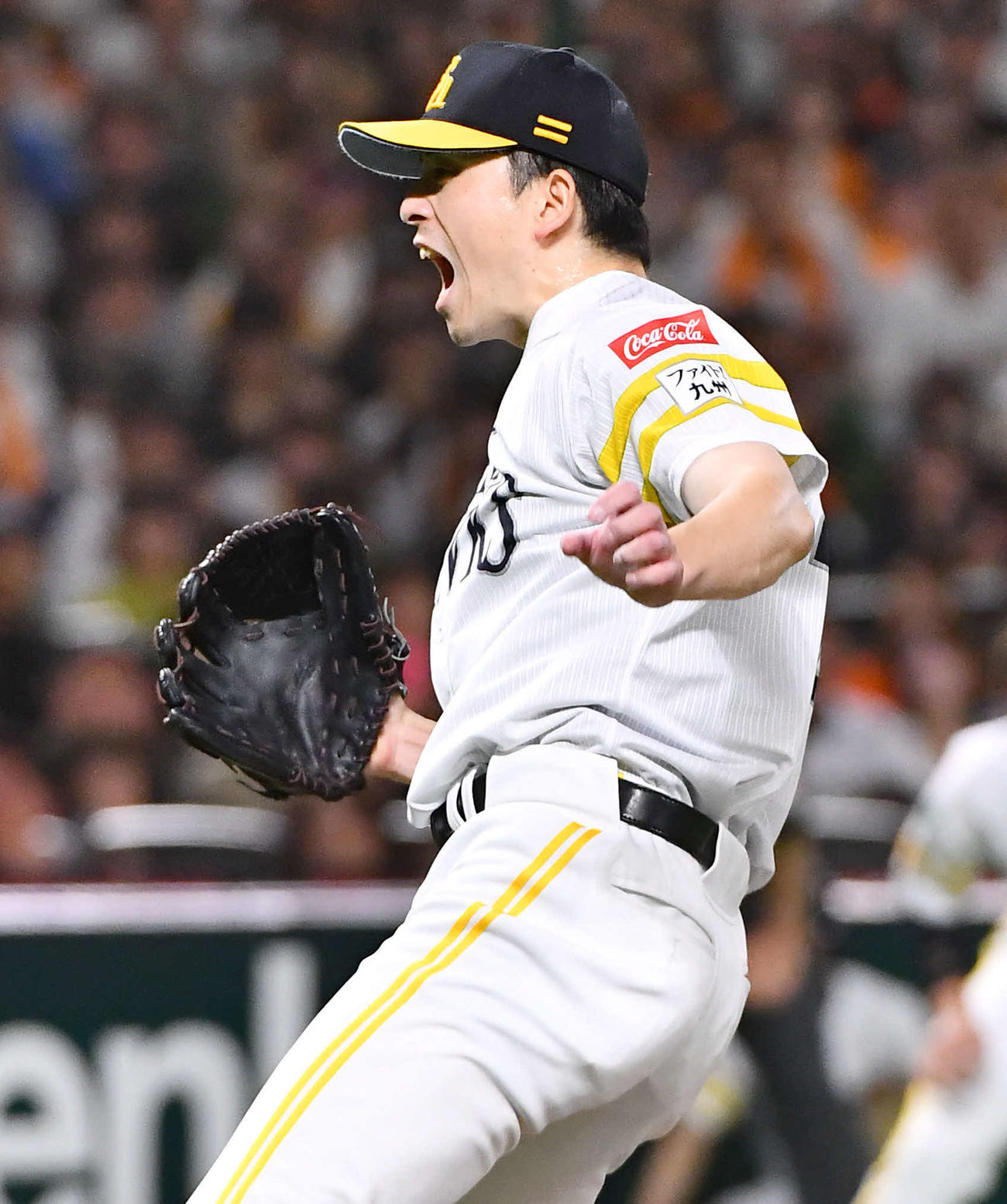 ソフトバンク対巨人　8回表巨人2死一、二塁、泉口を空振り三振に抑え、雄たけびをあげる大関（撮影・岩下翔太）