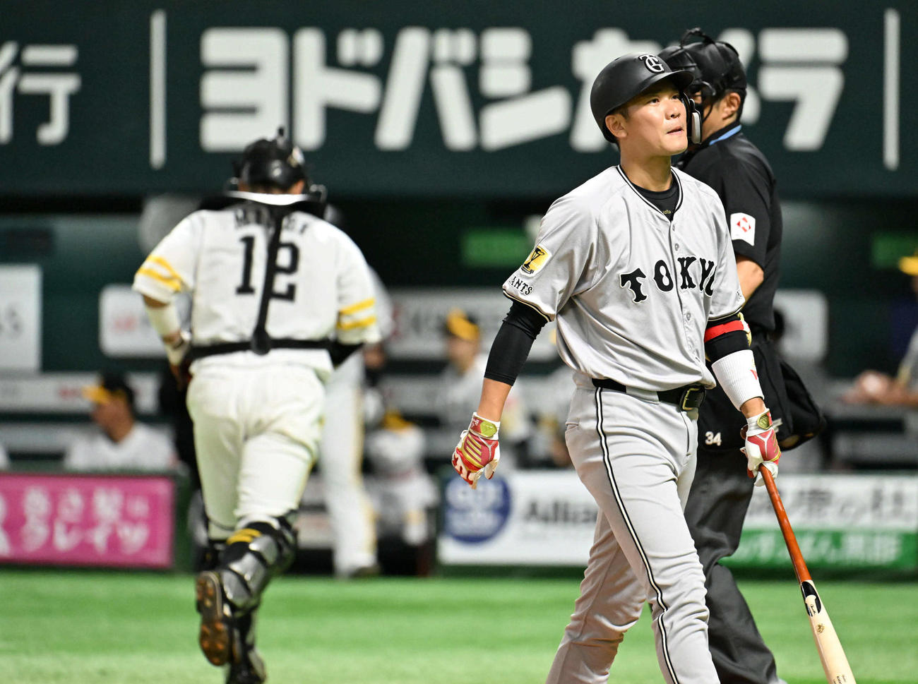 ソフトバンク対巨人　5回表巨人2死、坂本（右）は見逃し三振に終わる（撮影・林敢治）