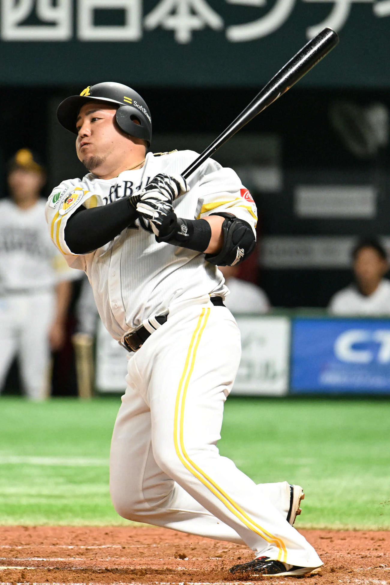 ソフトバンク対巨人　5回裏ソフトバンク1死、山川は内野安打を放つ（撮影・林敢治）