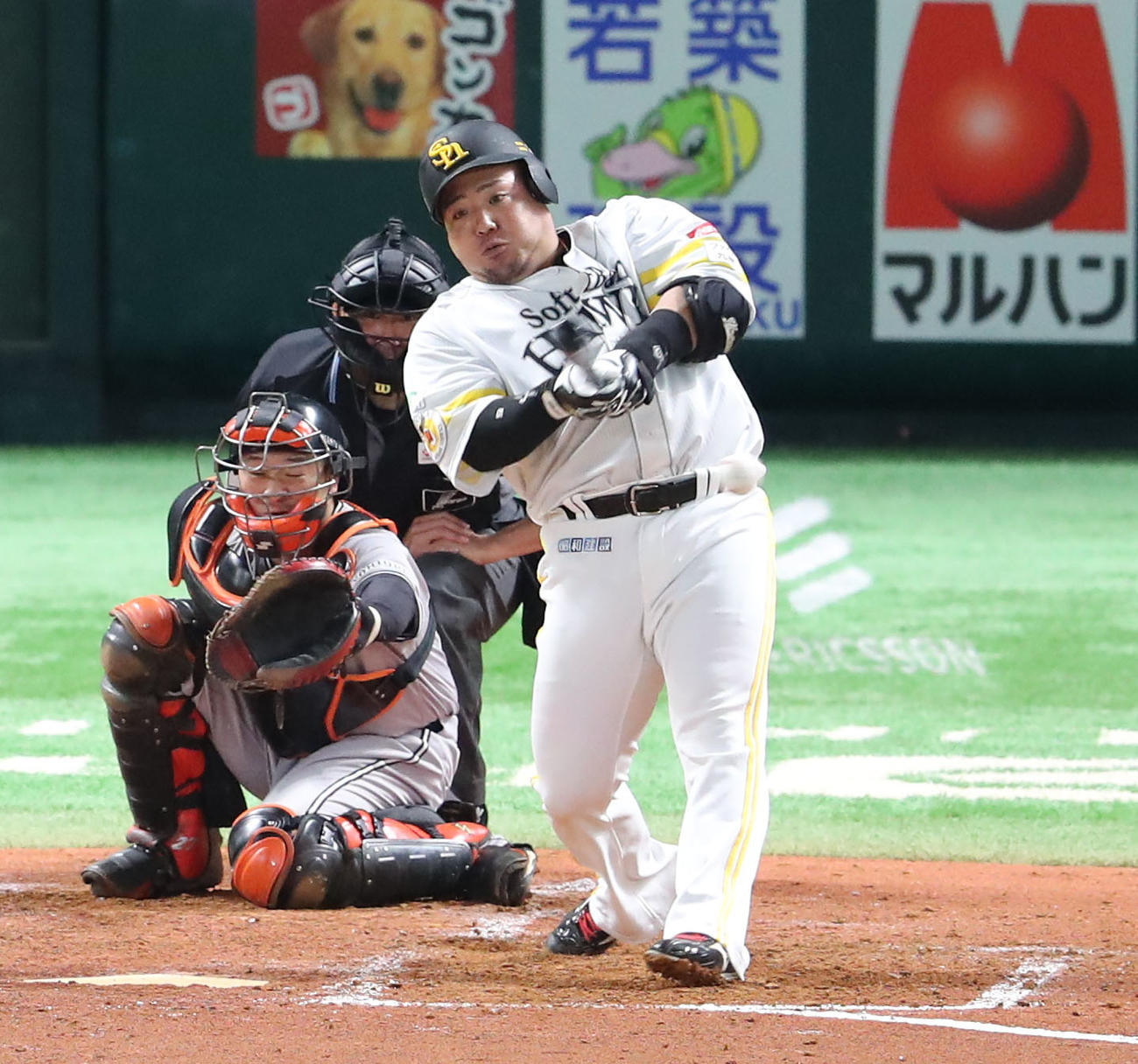 ソフトバンク対巨人　5回裏ソフトバンク1死、山川は三内野安打を放つ（撮影・梅根麻紀）