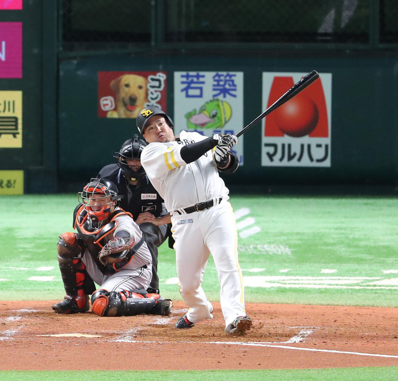 ソフトバンク対巨人　5回裏ソフトバンク1死、山川は三内野安打を放つ（撮影・梅根麻紀）