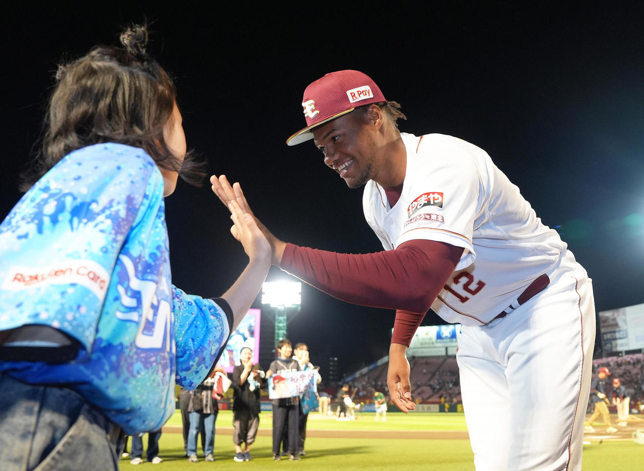楽天対中日　中日に勝利し、ファンと笑顔でタッチを交わす楽天ゴンザレス（撮影・足立雅史）