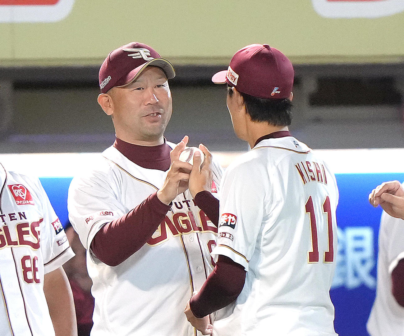 楽天対中日　連敗を止めた楽天三木監督（左）は岸から勝利球を受け取る（撮影・足立雅史）