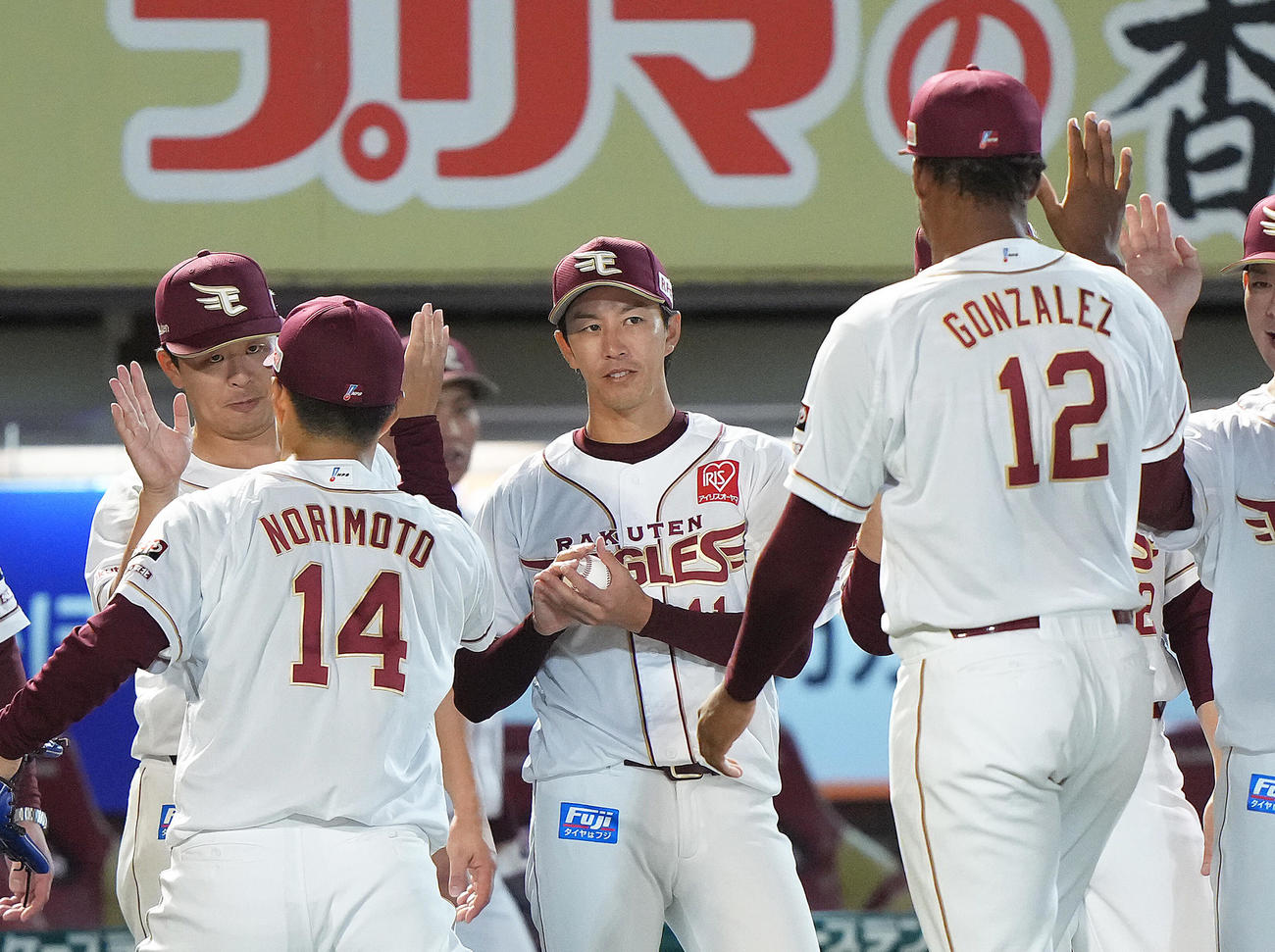 楽天対中日　7回無失点で勝利を挙げた楽天岸（中央）