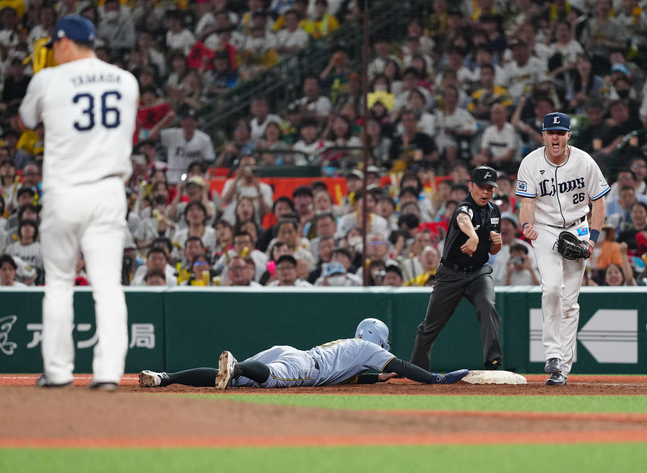 西武対阪神　8回表阪神1死満塁、けん制死する一塁走者佐藤輝。一塁手ネビン（撮影・江口和貴）