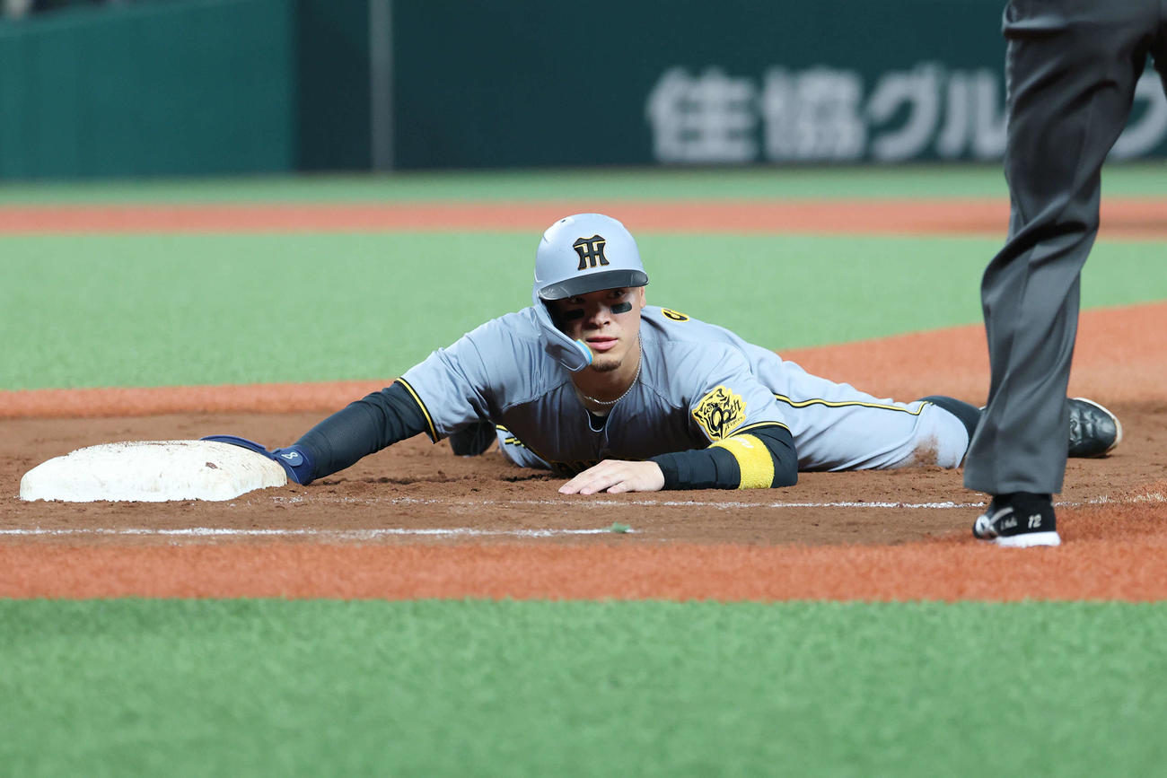 西武対阪神　8回表阪神1死満塁、けん制死となる一塁走者佐藤輝（撮影・宮地輝）