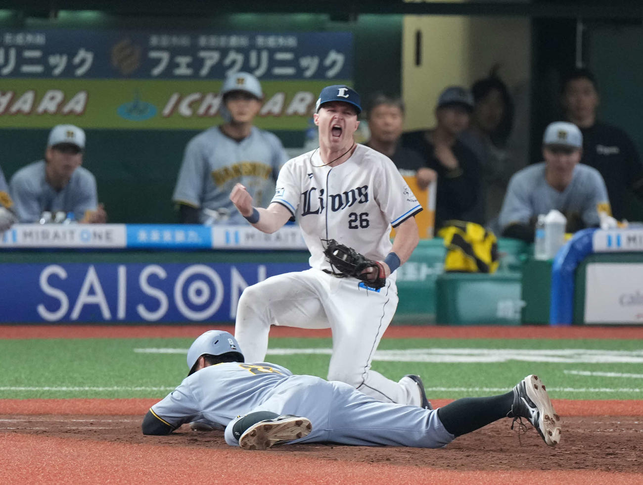 西武対阪神　8回表阪神1死満塁、一塁けん制で戻りきれずアウトになる佐藤輝（撮影・たえ見朱実）