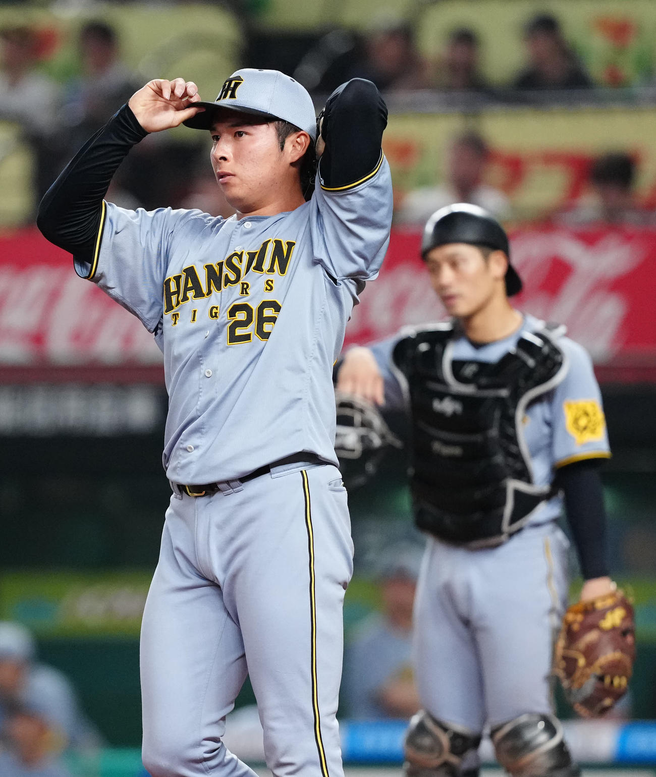 西武対阪神　7回裏西武1死一、二塁、山村を左飛に仕留めた椎葉。後方は捕手坂本（撮影・江口和貴）