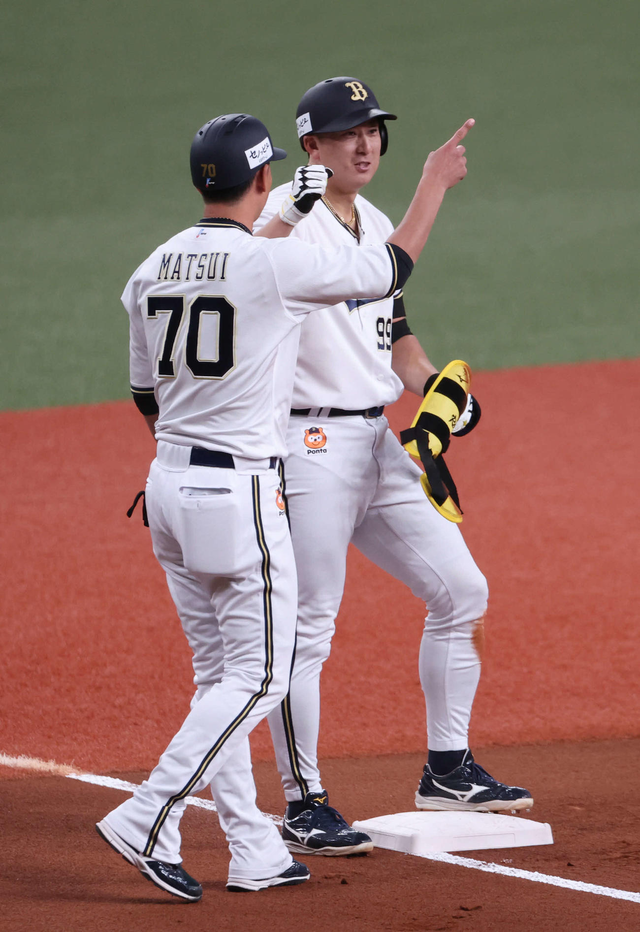 オリックス対DeNA 1回裏オリックス2死一塁、杉本は右越え適時三塁打を放ち、三塁ベース場で笑顔（撮影・西尾就之）