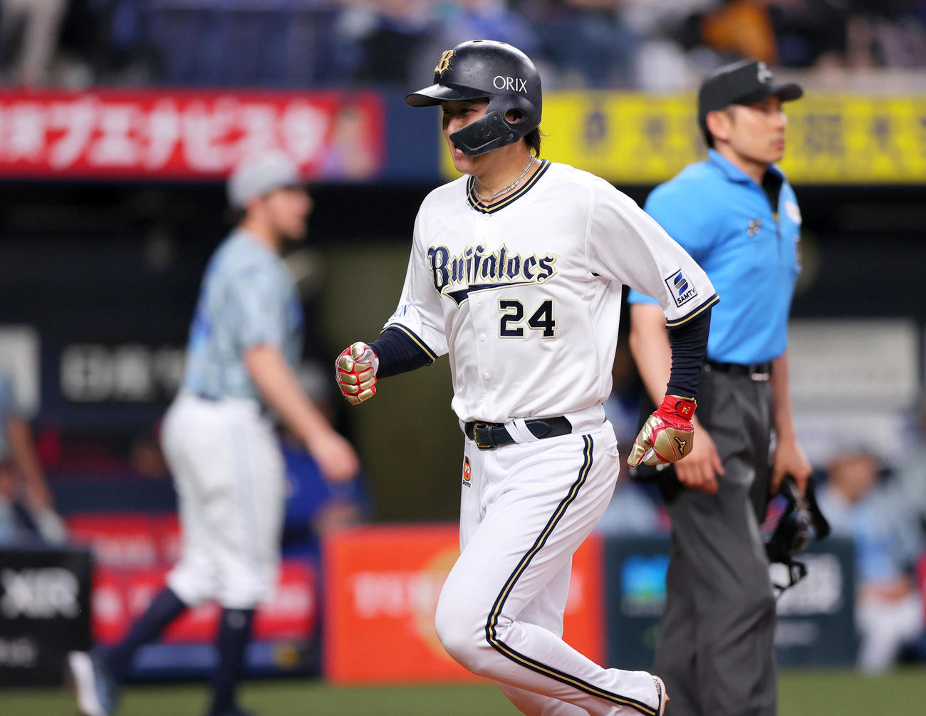 オリックス対DeNA 1回裏オリックス2死一塁、一走紅林（手前）は杉本の右適時三塁打で生還する（撮影・上山淳一）