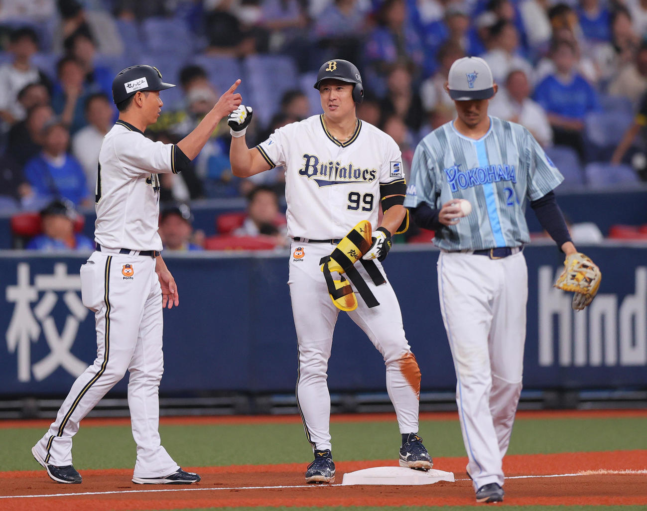 オリックス対DeNA 1回裏オリックス2死一塁、杉本（中央）は右適時三塁打を放つ（撮影・上山淳一）