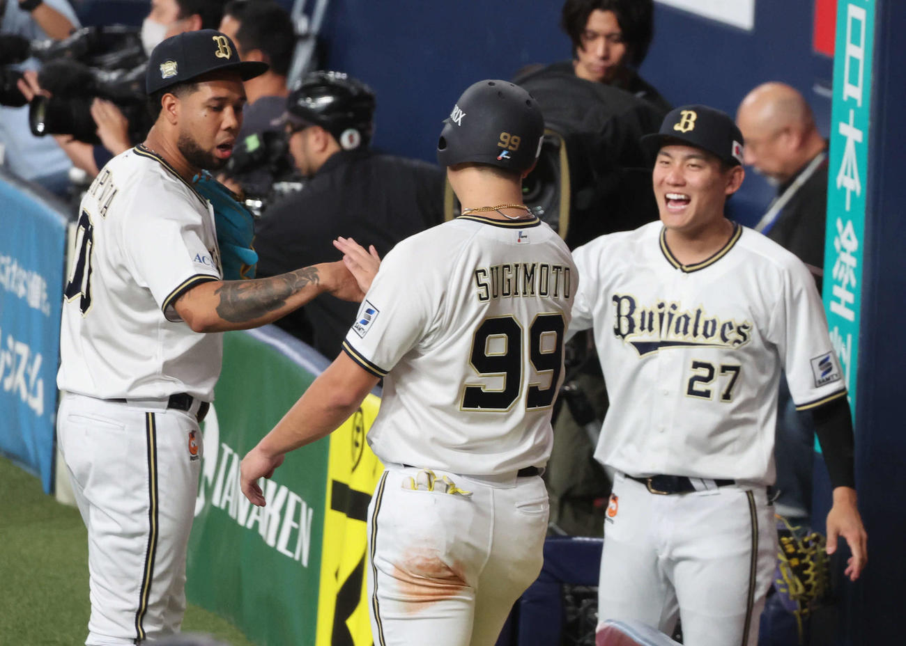 オリックス対DeNA 1回裏オリックス2死三塁、頓宮の適時打で生還した杉本（右）を出迎えるエスピノーザ（撮影・西尾就之）