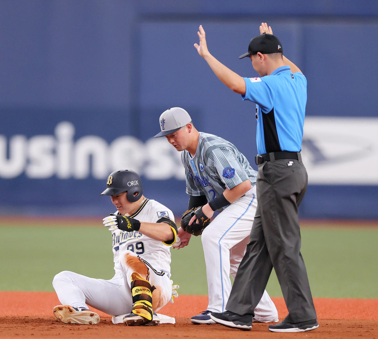 オリックス対DeNA 3回裏オリックス2死、杉本（左）は左二塁打を放つ（撮影・上山淳一）