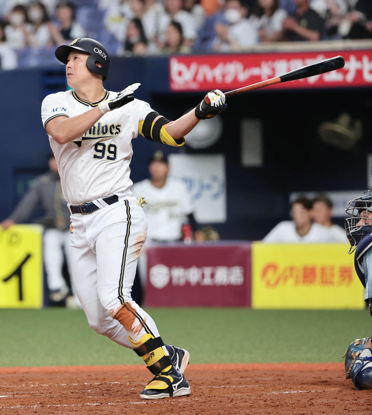 オリックス対DeNA 3回裏オリックス2死、杉本は左越えに二塁打を放つ（撮影・西尾就之）