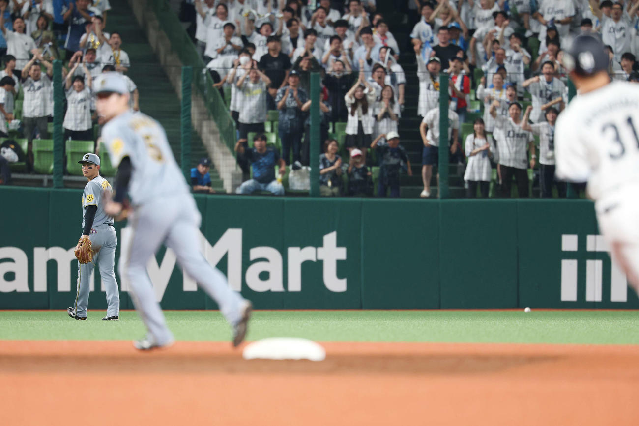 西武対阪神　4回裏西武1死二塁、平沼の打球を後逸する森下（撮影・宮地輝）