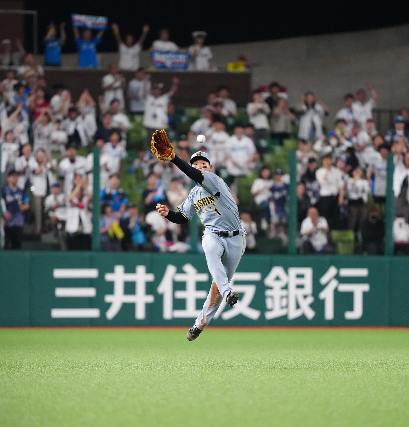 西武対阪神　4回裏西武1死二塁、適時打となった平沼の打球処理で後逸する左翼手森下（撮影・江口和貴）