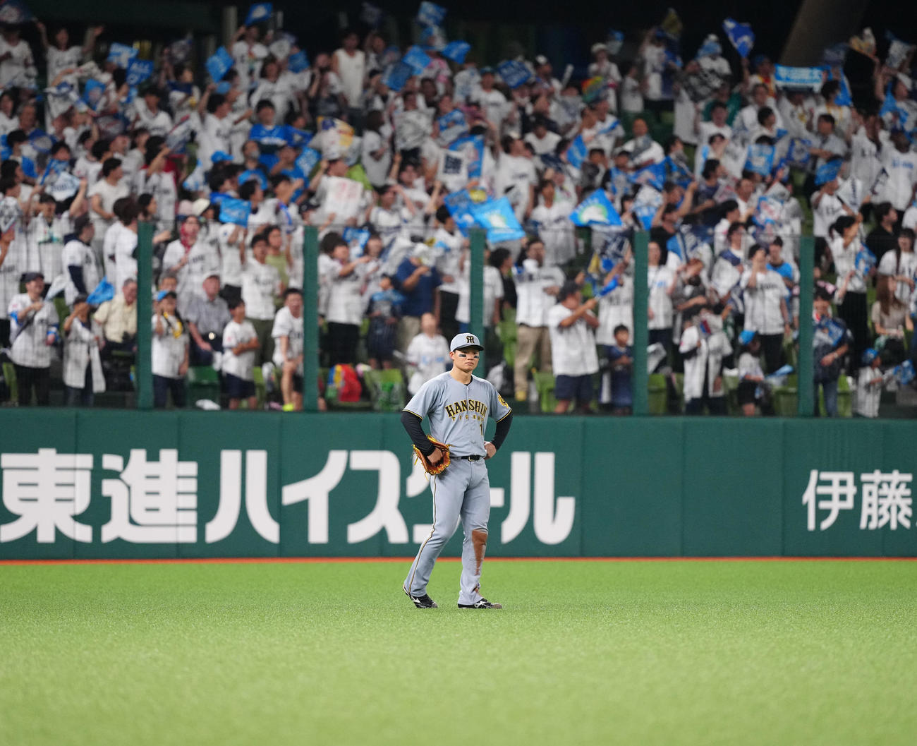 西武対阪神　4回裏西武1死二塁、適時打となった平沼の打球処理で後逸し厳しい表情の左翼手森下（撮影・江口和貴）