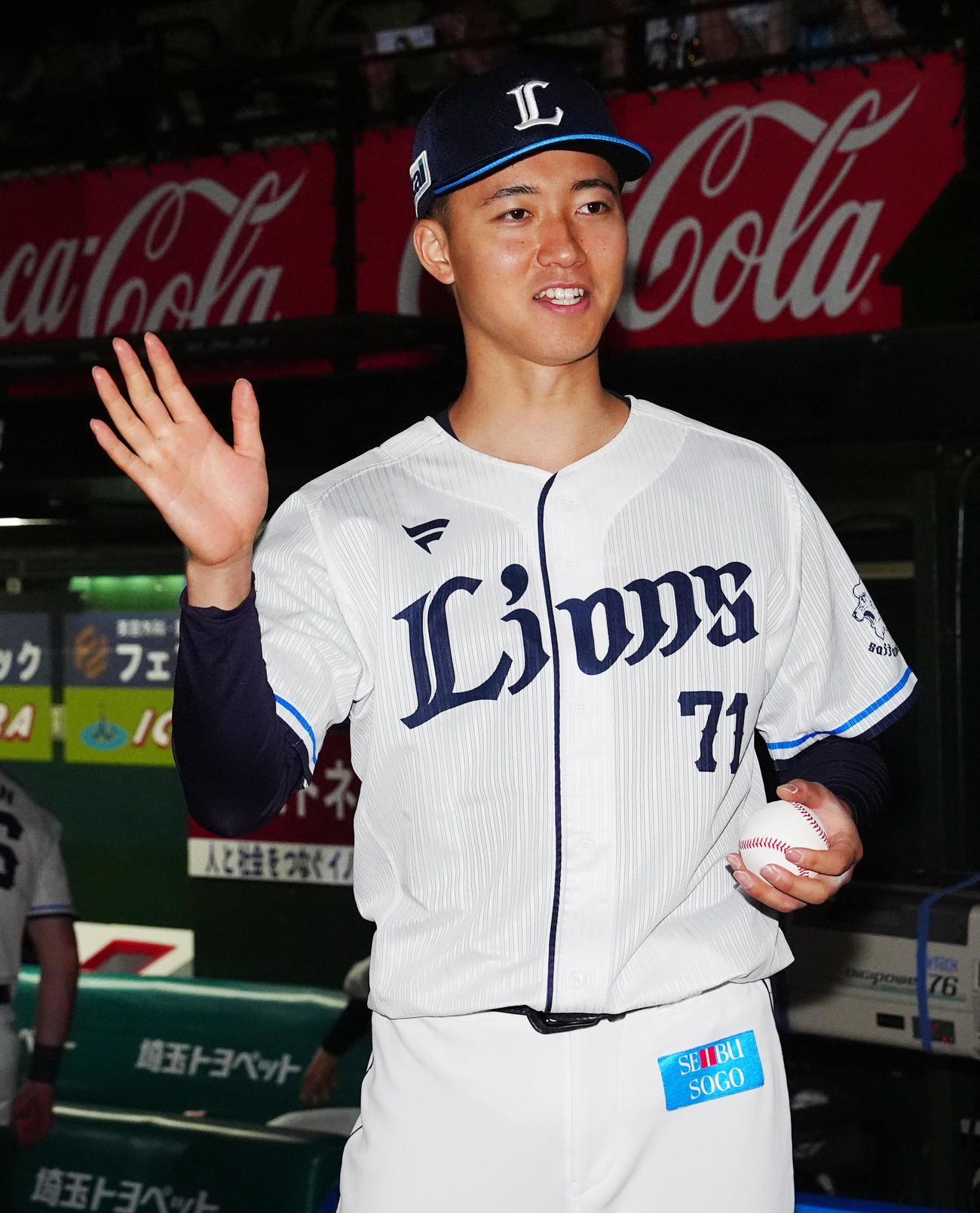 西武対阪神　試合後、勝利球を手にする西武菅井（撮影・江口和貴）