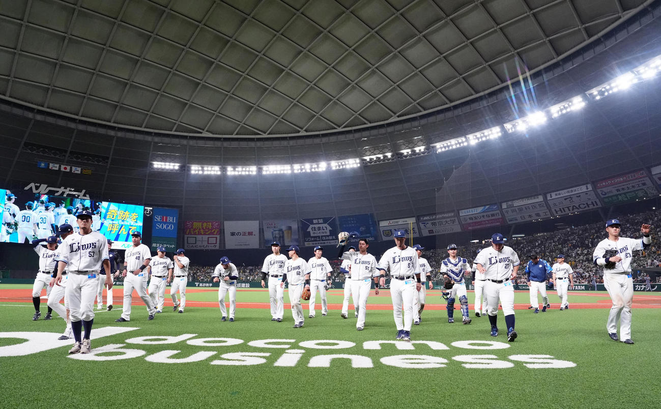 西武対阪神　試合後、ファンにあいさつし引き揚げる西武の選手たち（撮影・江口和貴）
