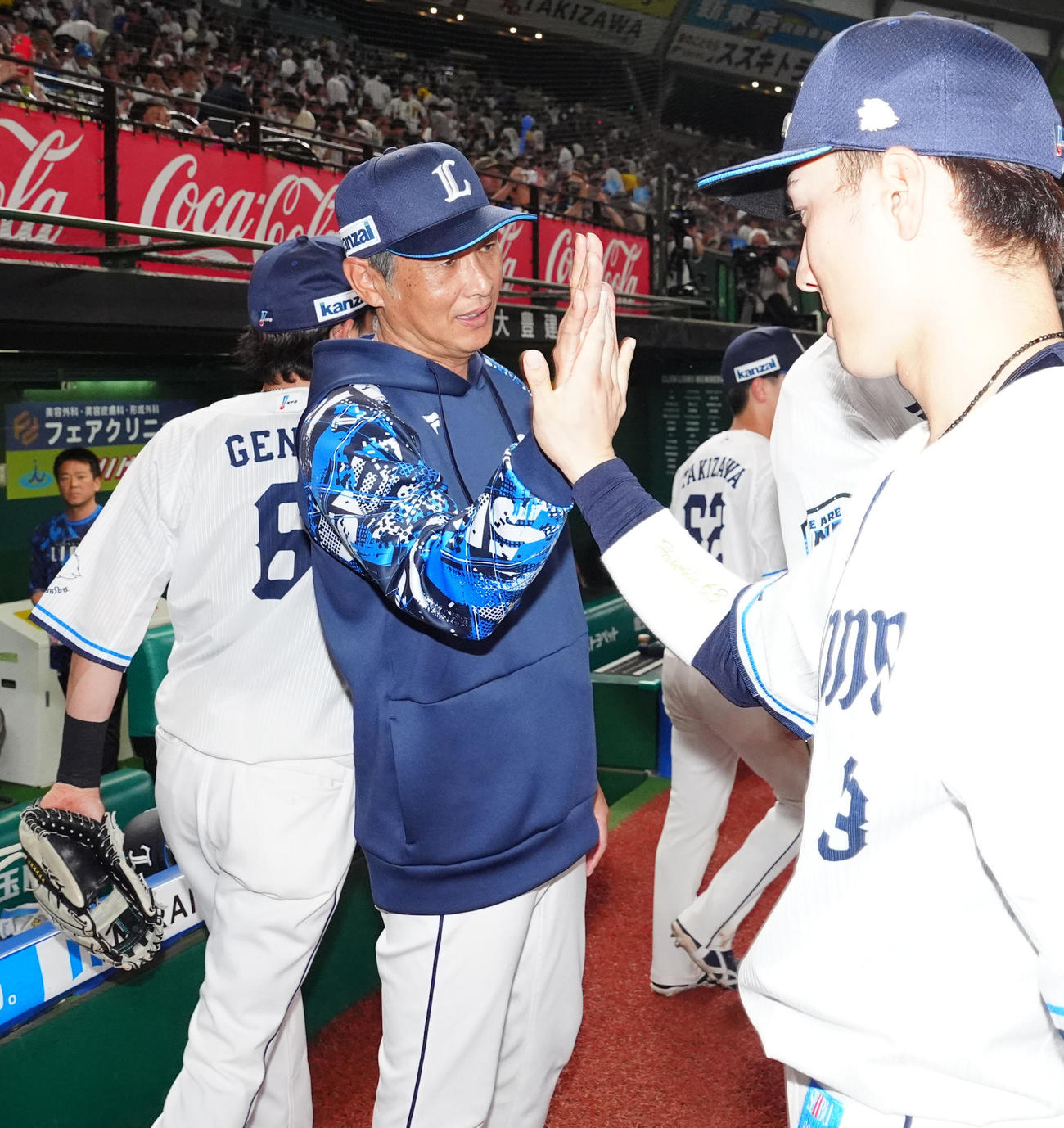 西武対阪神　試合後、西武長谷川（右）とタッチを交わす西口監督（撮影・江口和貴）