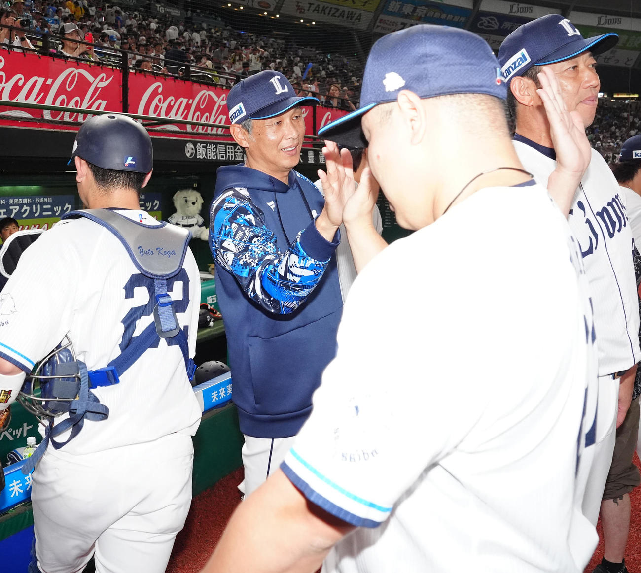 西武対阪神　試合後、西武平良（右）とタッチを交わす西口監督（撮影・江口和貴）