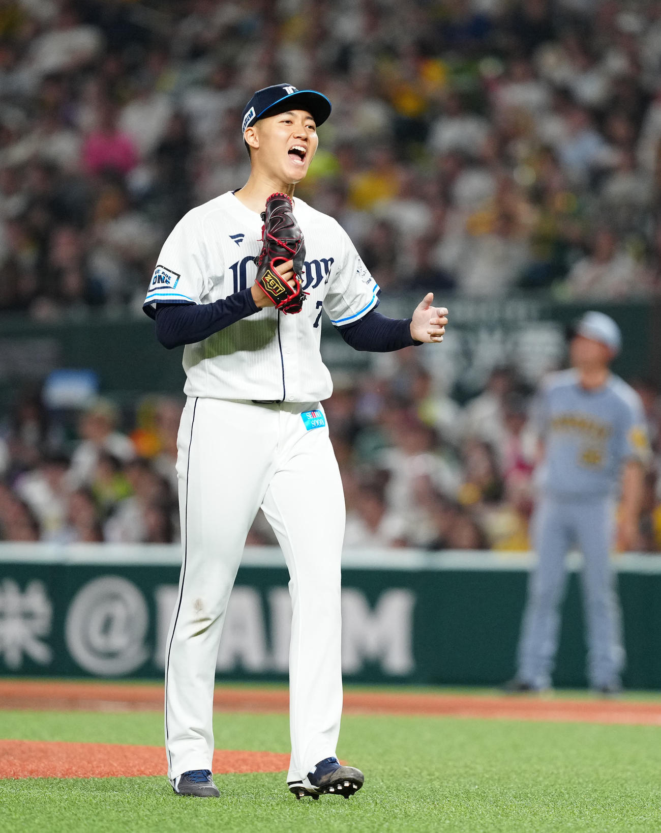西武対阪神　5回表阪神2死一塁、中野を左飛に仕留めベンチに引き揚げる菅井（撮影・江口和貴）