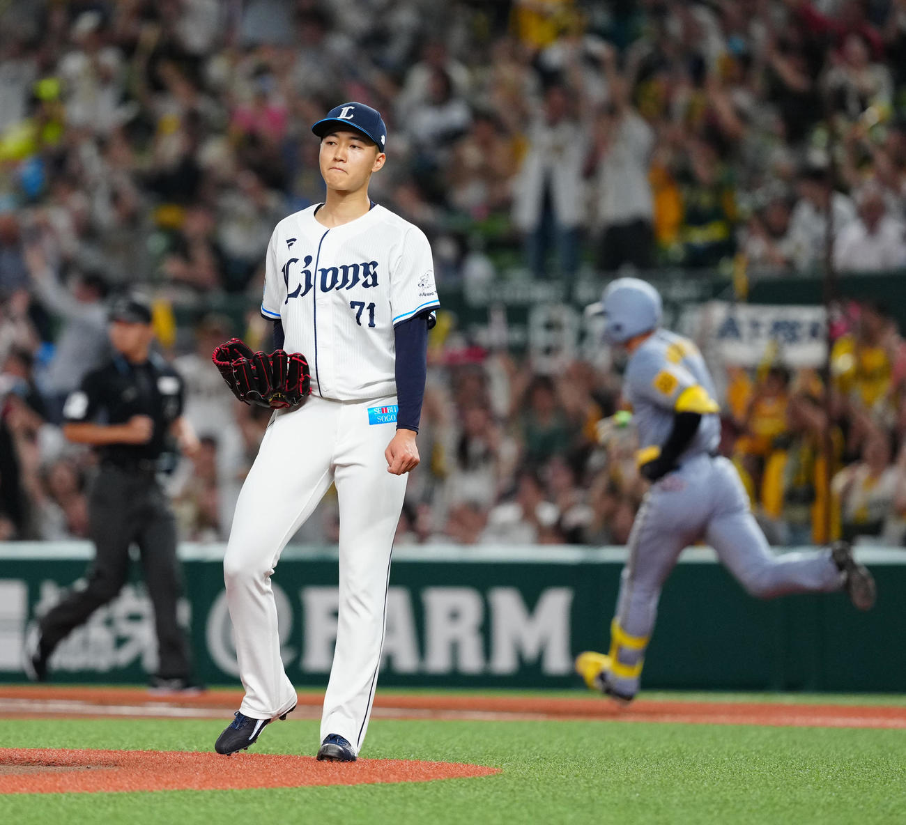 西武対阪神　1回表阪神2死、森下（後方右）に先制ソロ本塁打を浴びる菅井（撮影・江口和貴）