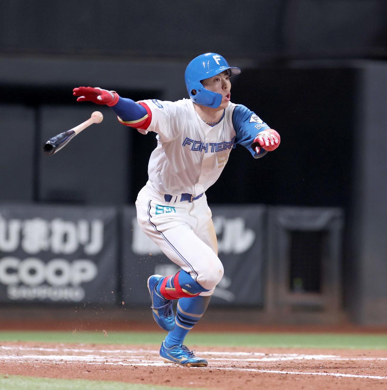 日本ハム対ヤクルト　7回裏日本ハム1死一、二塁、右越え2点三塁打を放つ五十幡（撮影・黒川智章）