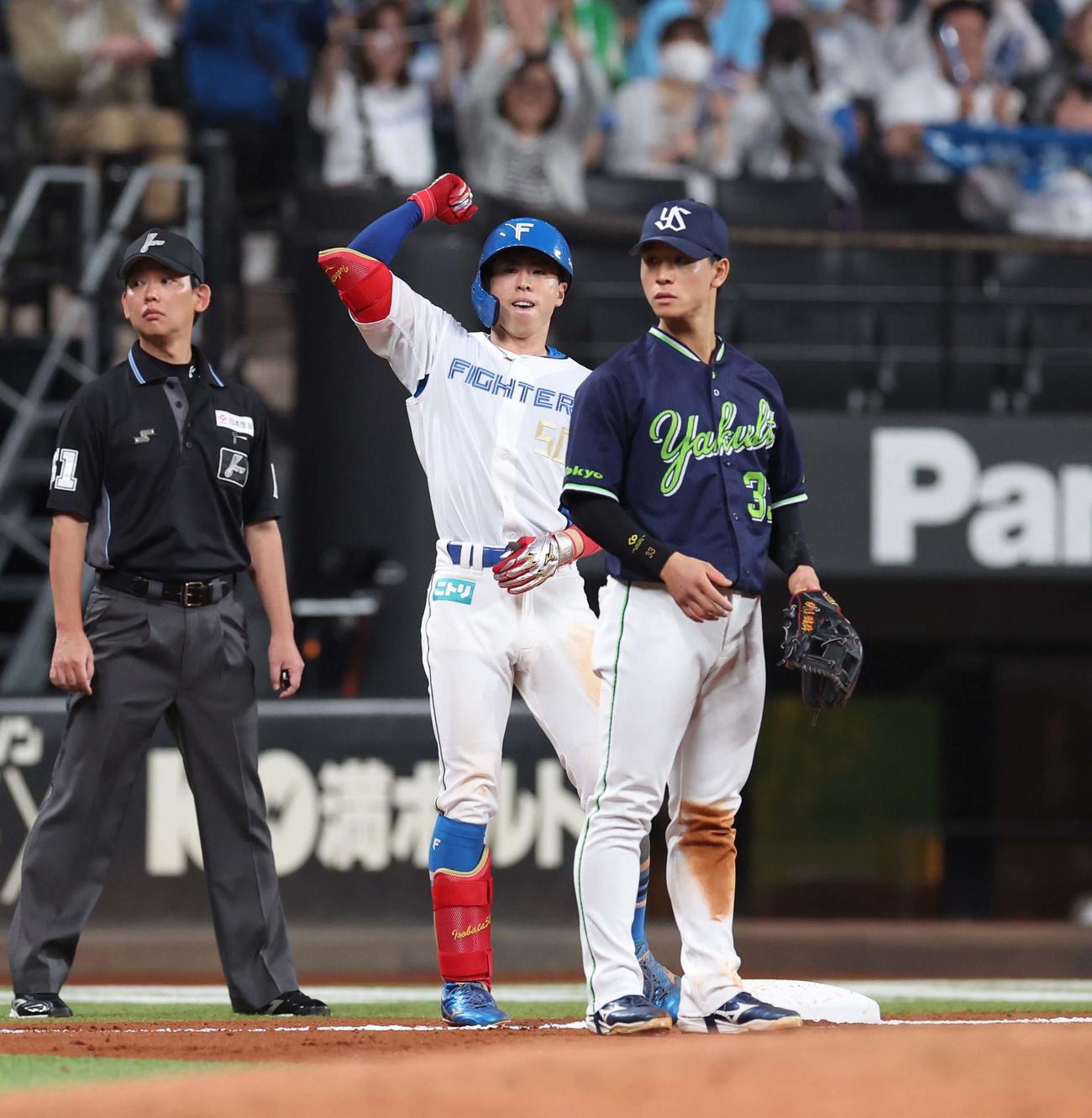 日本ハム対ヤクルト　7回裏日本ハム1死一、二塁、右越え2点三塁打を放ちガッツポーズの五十幡（撮影・黒川智章）