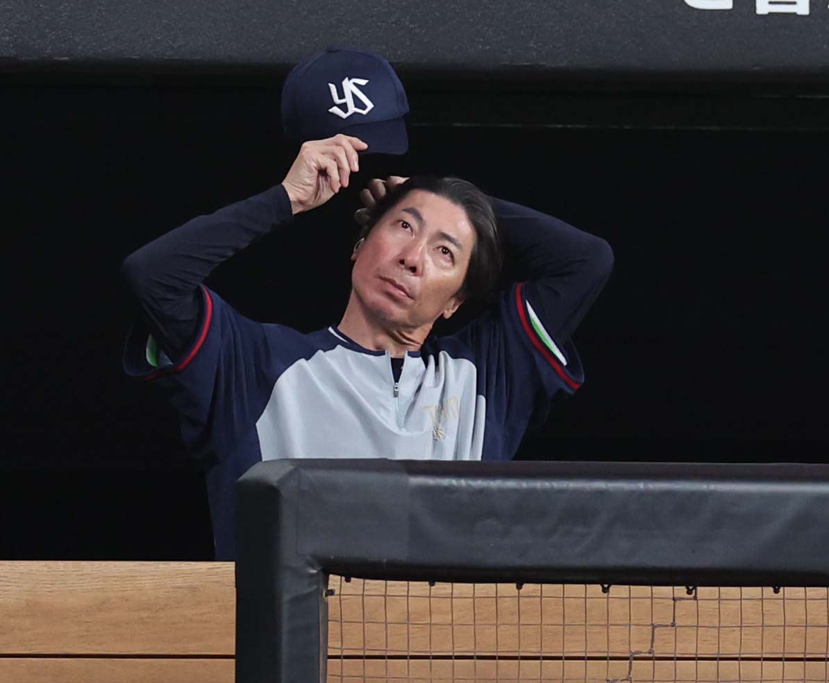日本ハム対ヤクルト　ベンチで渋い表情の高津監督（撮影・黒川智章）