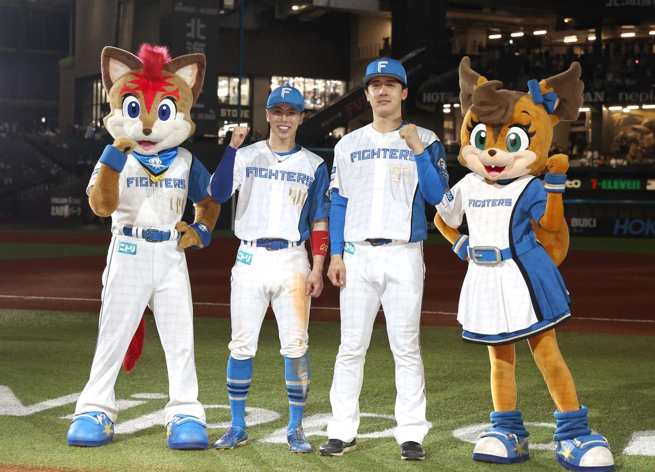 日本ハム対ヤクルト　試合後、笑顔の五十幡（左）と北山（撮影・黒川智章）
