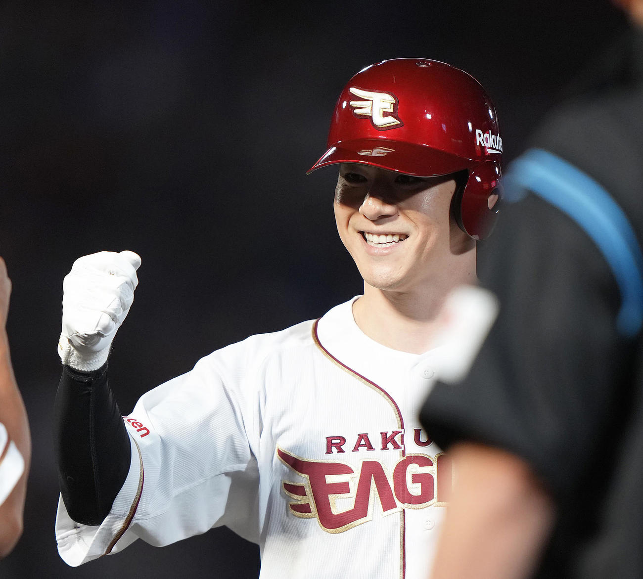 楽天対中日　7回裏楽天2死三塁、伊藤は左前適時打を放ち笑顔でガッツポーズ（撮影・足立雅史）