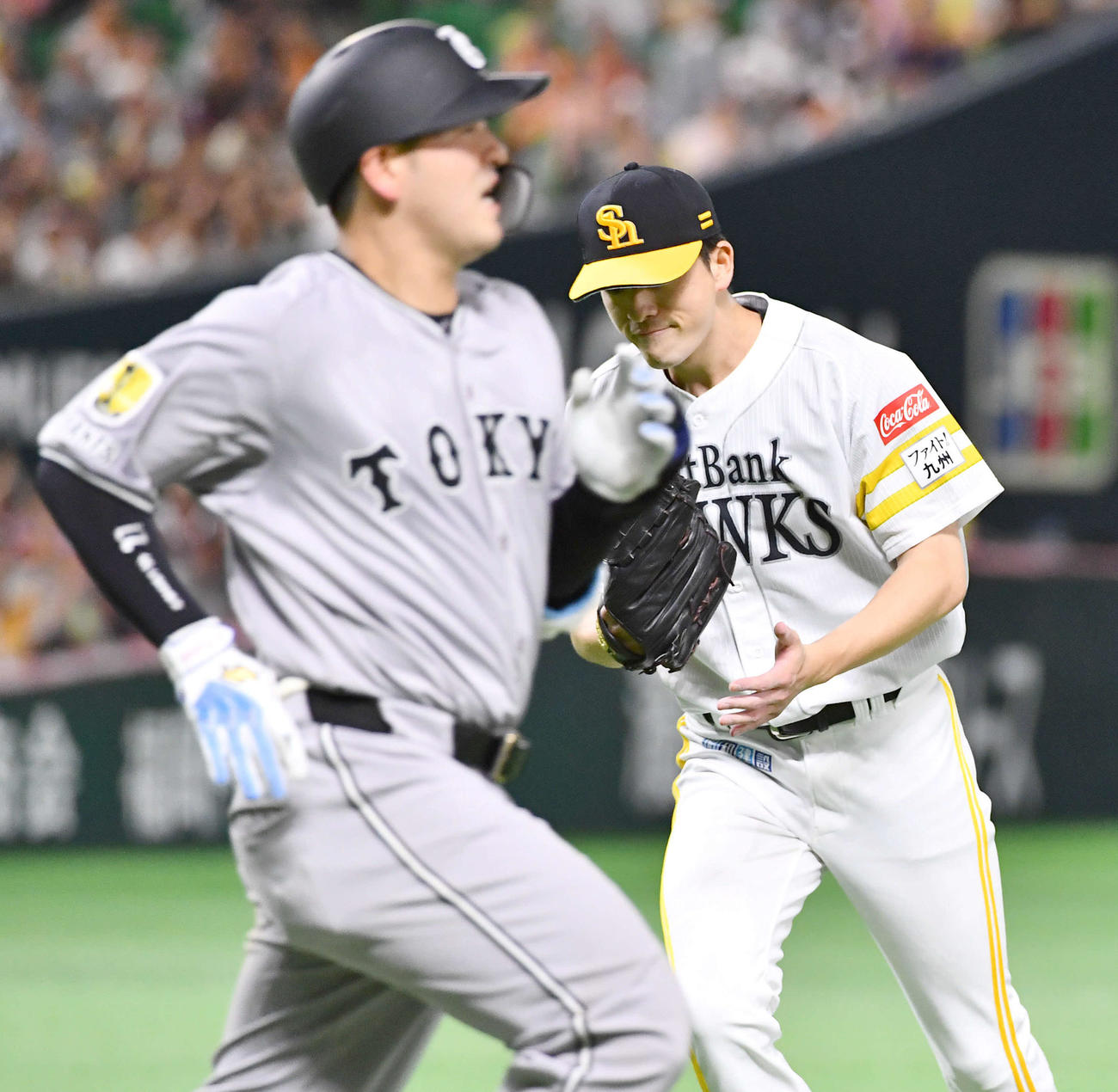 ソフトバンク対巨人　7回表巨人2死一、二塁、岸田（左）を投ゴロに抑え、グラブをたたく大関（撮影・岩下翔太）