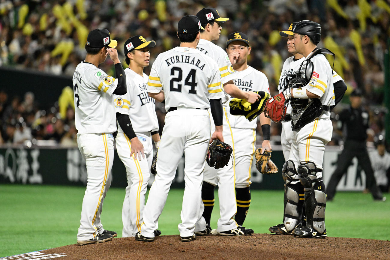 ソフトバンク対巨人　7回表巨人2死一、二塁、マウンドに集まるホークスナイン（撮影・林敢治）