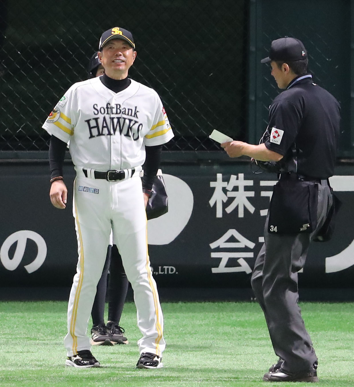 ソフトバンク対巨人　審判に選手交代を告げる小久保監督（撮影・梅根麻紀）