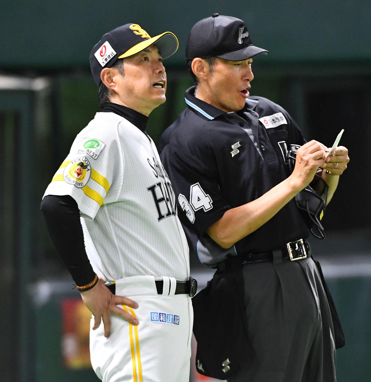 ソフトバンク対巨人　8回裏終了後、守備の交代を告げる小久保監督（撮影・岩下翔太）
