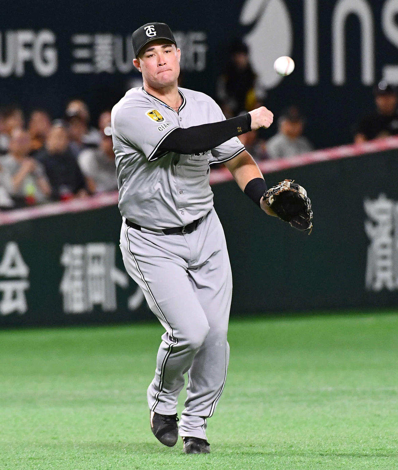 ソフトバンク対巨人　3回裏ソフトバンク無死、嶺井の三ゴロを処理するリチャード（撮影・岩下翔太）
