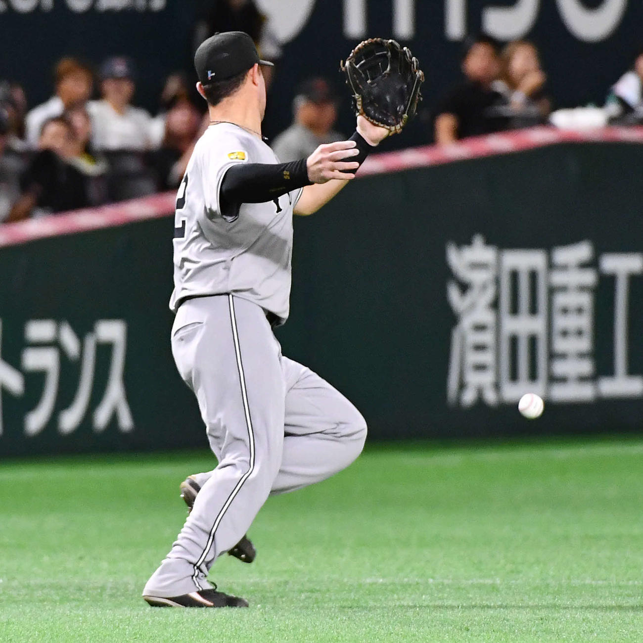 ソフトバンク対巨人　5回裏ソフトバンク1死、山川の打球をはじくリチャード（撮影・岩下翔太）