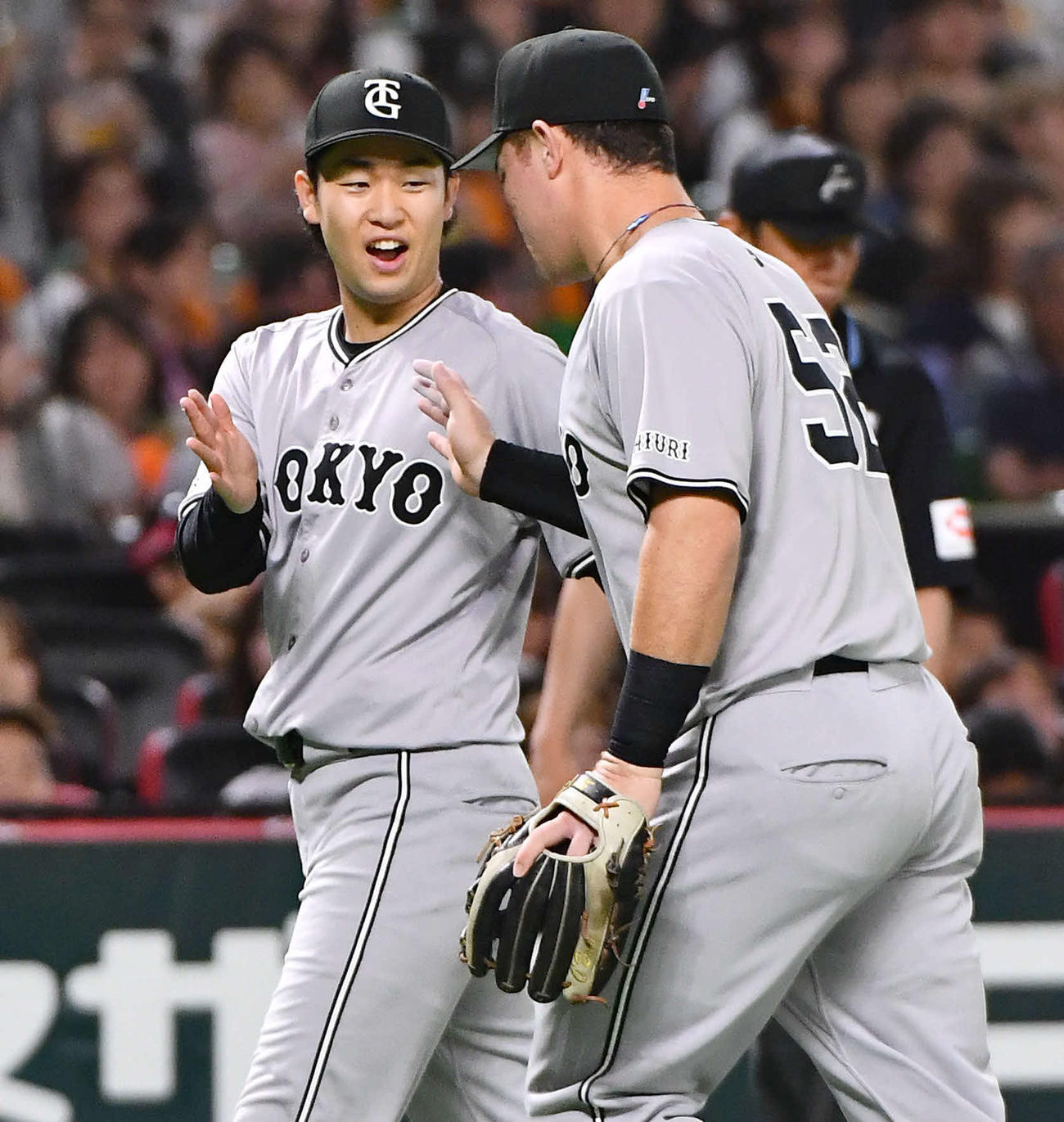 ソフトバンク対巨人　5回裏を抑えた山崎（左）はリチャードとタッチを交わしながらベンチへ戻る（撮影・岩下翔太）