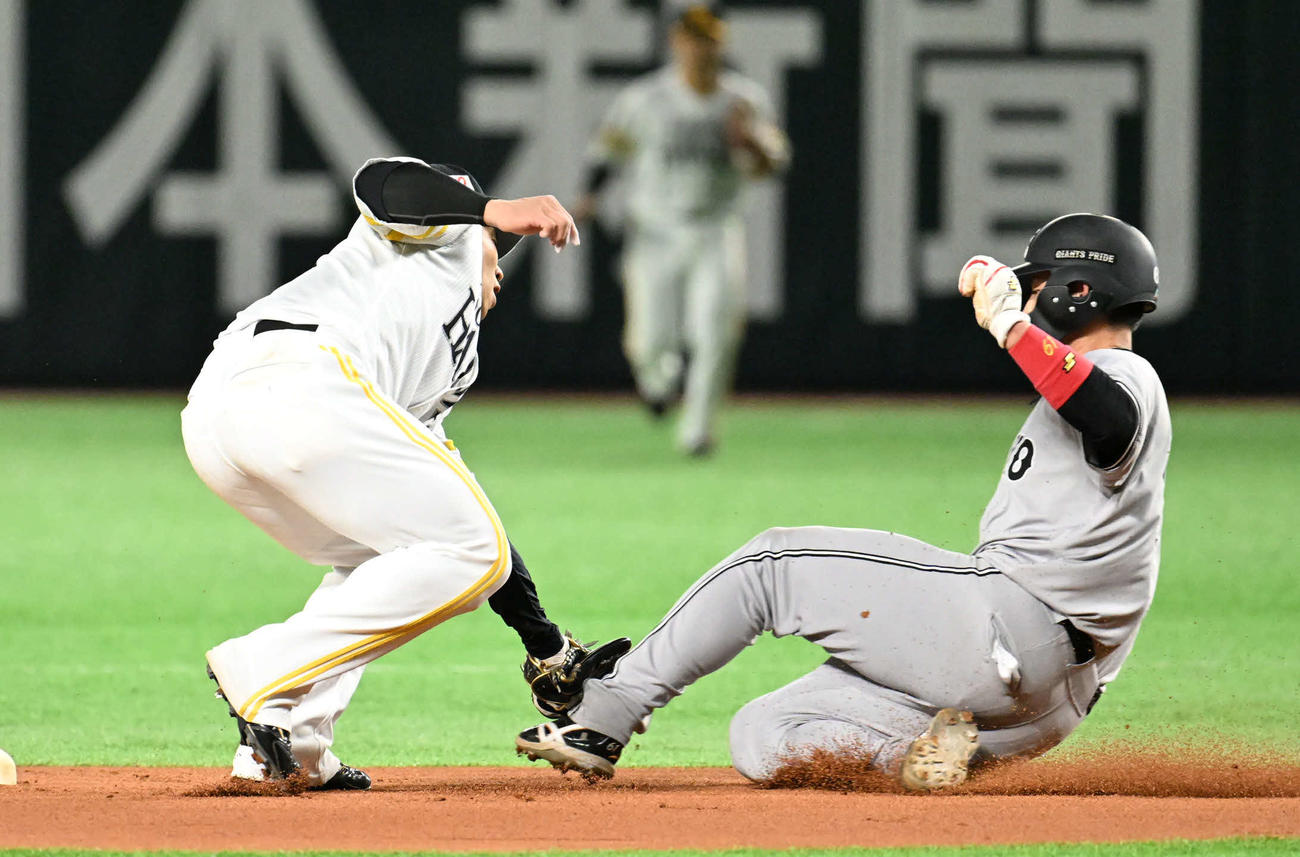 ソフトバンク対巨人　6回表巨人無死一塁、一塁走者増田（右）は盗塁失敗（撮影・林敢治）