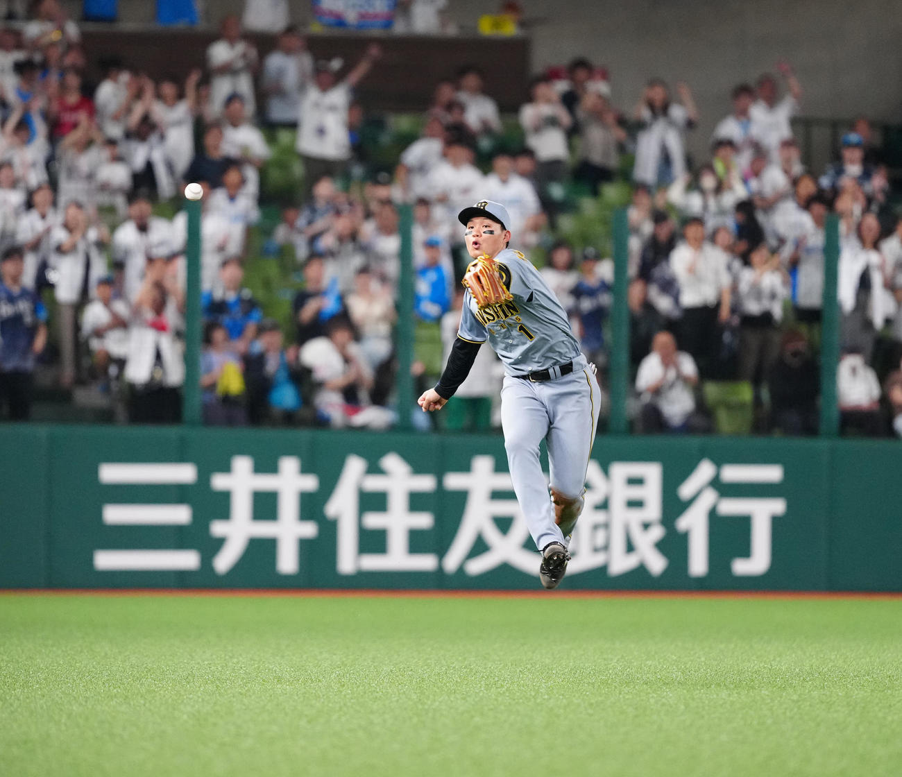 西武対阪神　4回裏西武1死二塁、適時打となった平沼の打球処理で後逸する左翼手森下（撮影・江口和貴）