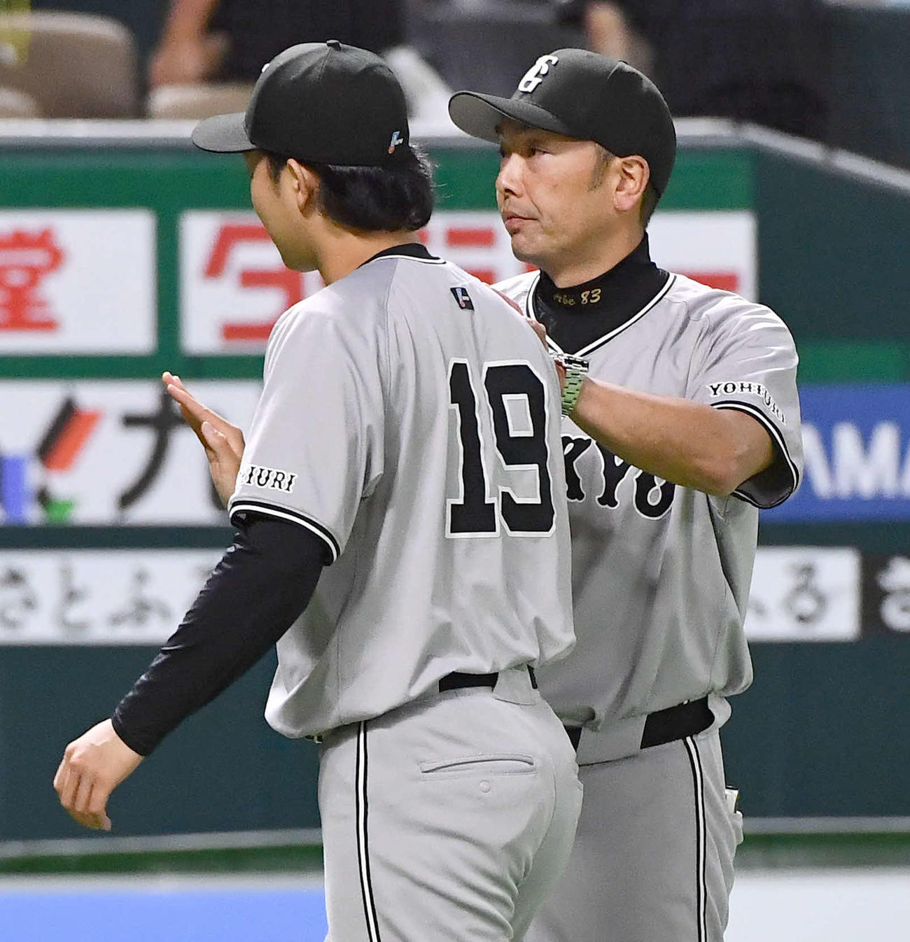 ソフトバンク対巨人　ソフトバンクと引き分けに終わり、山崎（左）とタッチを交わして肩をたたく阿部監督（撮影・岩下翔太）